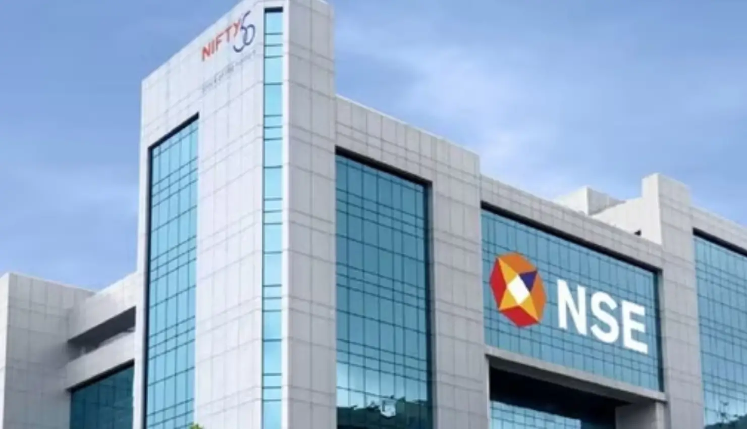 Closing Bell: Nifty above 24,950, Sensex up 329 pts; IT stocks shine