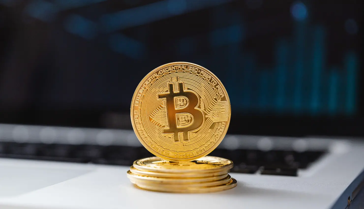 Crypto Market Under Pressure as Long-Term Holders Sell: Bitcoin Dips Below Key Level Amidst Major Institutional Moves