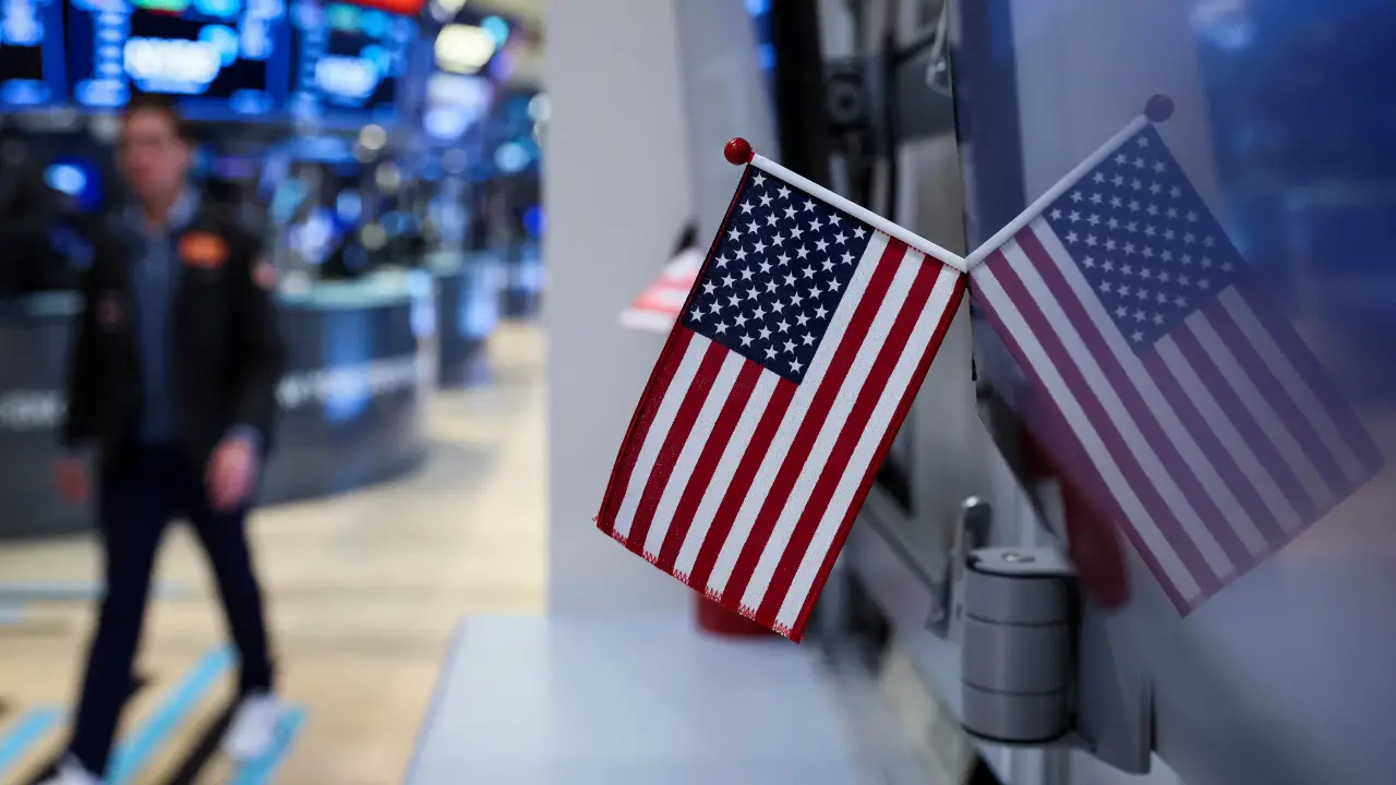 Dow Gains Nearly 300 Points as Falling Treasury Yields End Three-Day Losing Streak