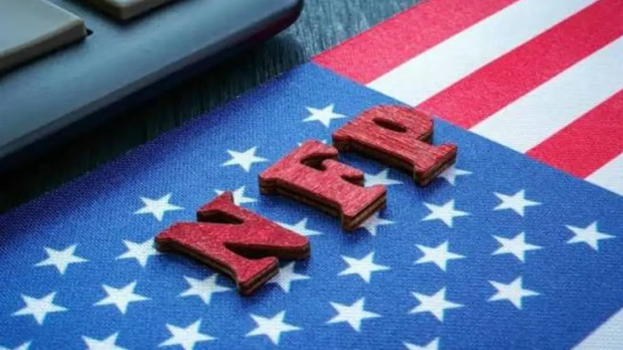 Dow Soars to Record Close; Nasdaq Declines as Chip Stocks Tumble