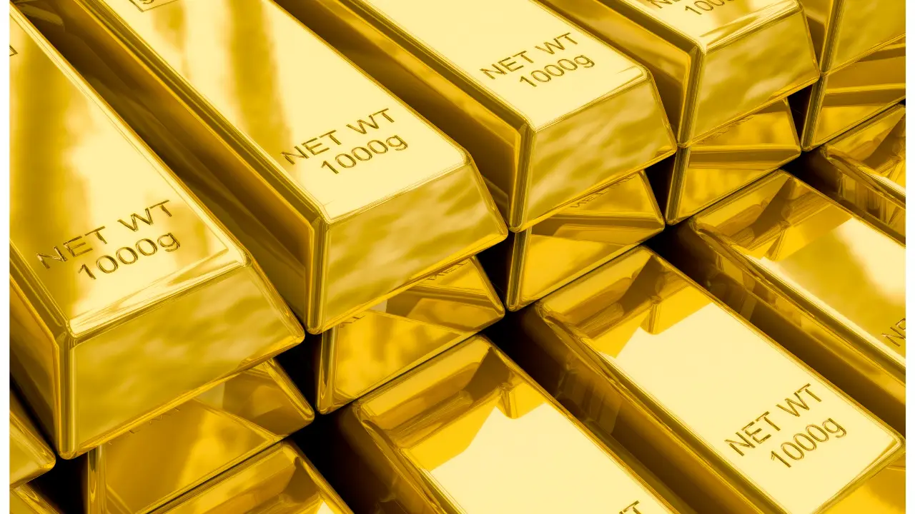Gold Crashes to 7-Week Low as Rising Yields Crush Bullion Demand
