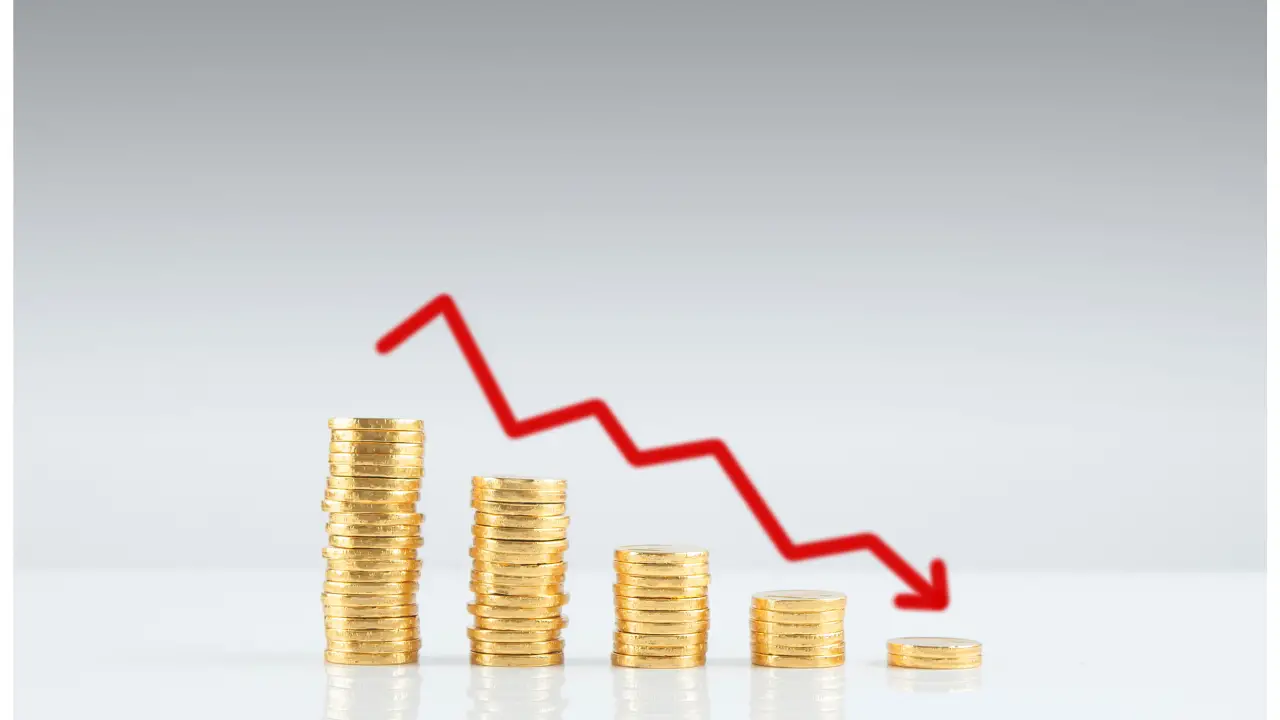 Gold Falls to Two-Month Low as Fed Rate Hike Fears Grow Despite Middle East Tensions