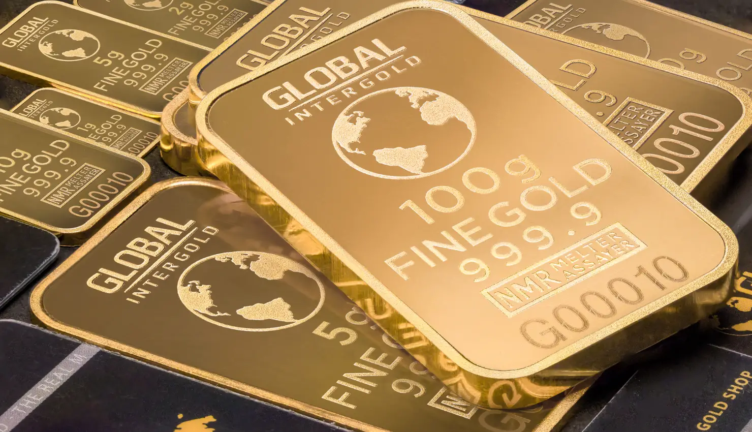 Gold Holds Near $3,330 Ahead of Powell Speech
