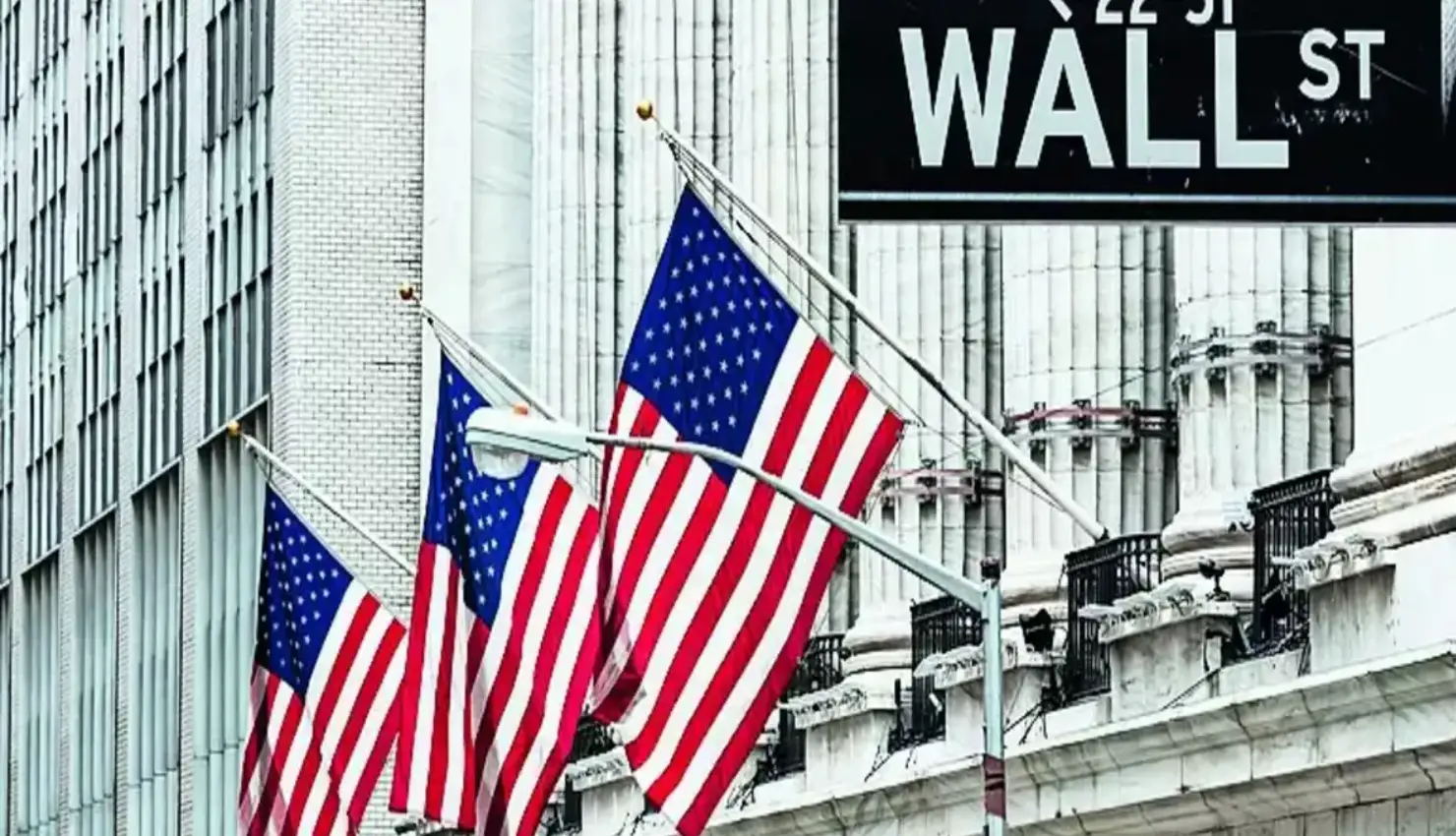 Nasdaq Defies Selloff as Dow, S&P 500 Decline in Highly Volatile U.S. Market