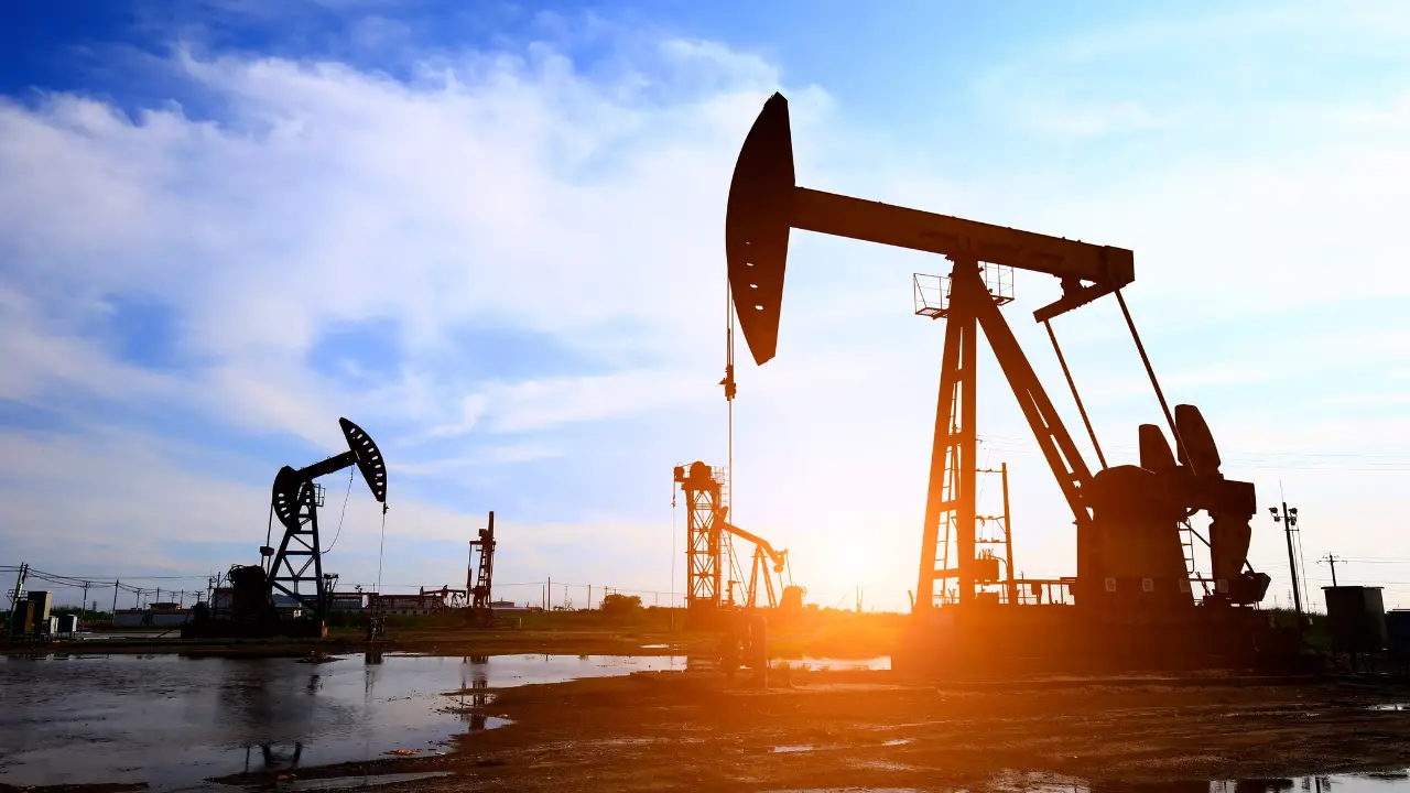 Oil Drops Below $80 as Iran Supply Prospects Ease Inflation Fears Ahead of Fed Meeting