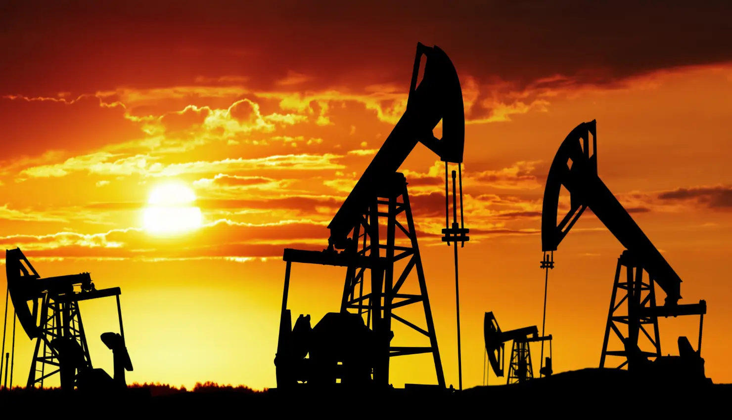 Oil Holds Near Two-Week High on Supply Risks and Fed Outlook