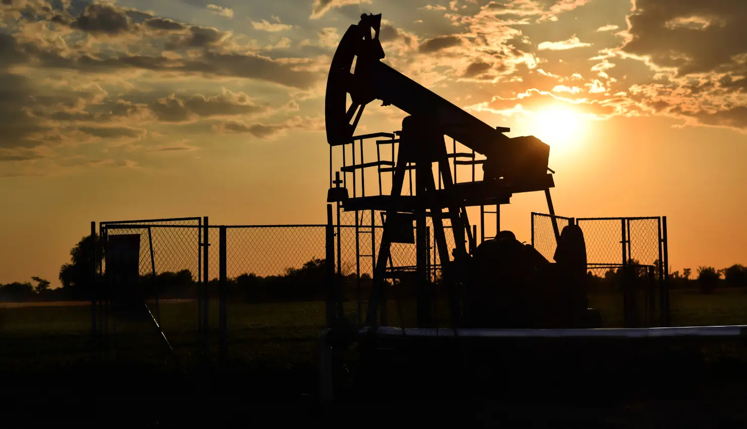 Oil Prices Edge Higher in Early Asian Trade