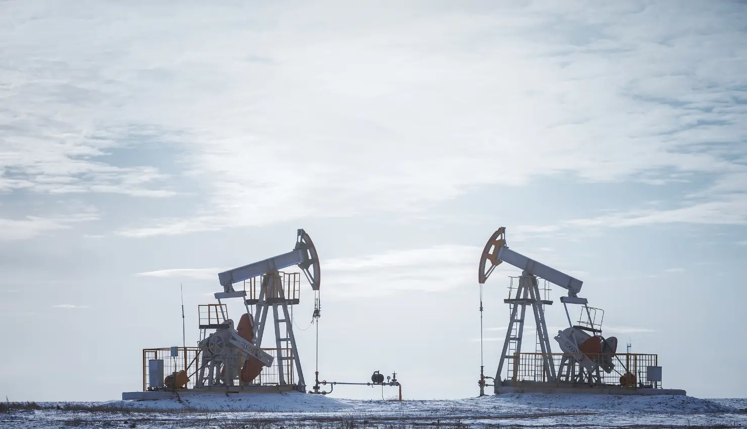 Oil Steadies Near $60 as Markets Weigh Sanctions and Supply Risks