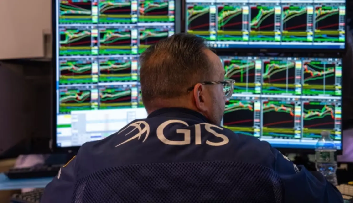 S&P 500 ends Monday lower as investors trim tech holdings ahead of year-end