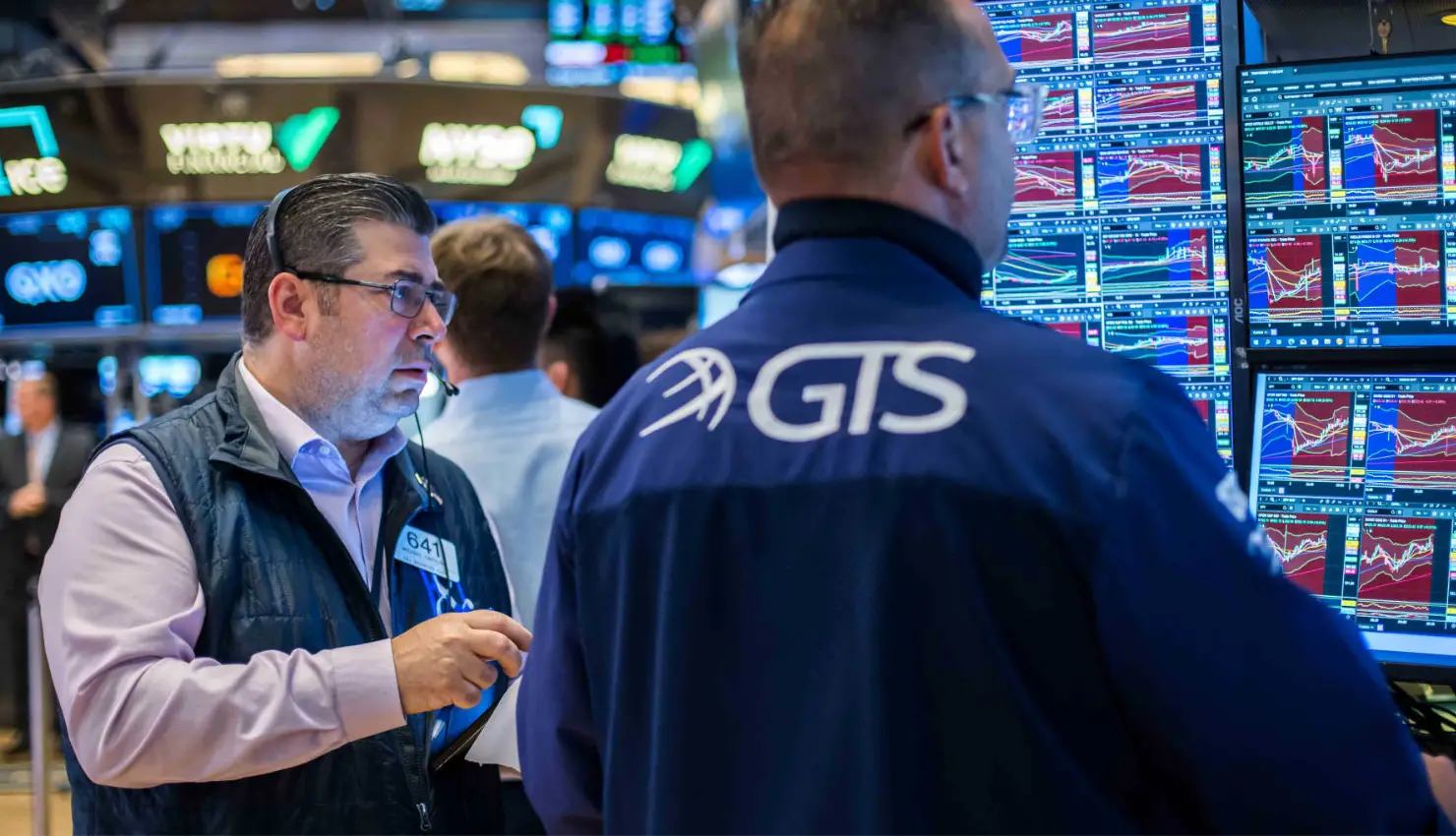 S&P 500 extends winning streak as tech climbs; Dow hits fresh record