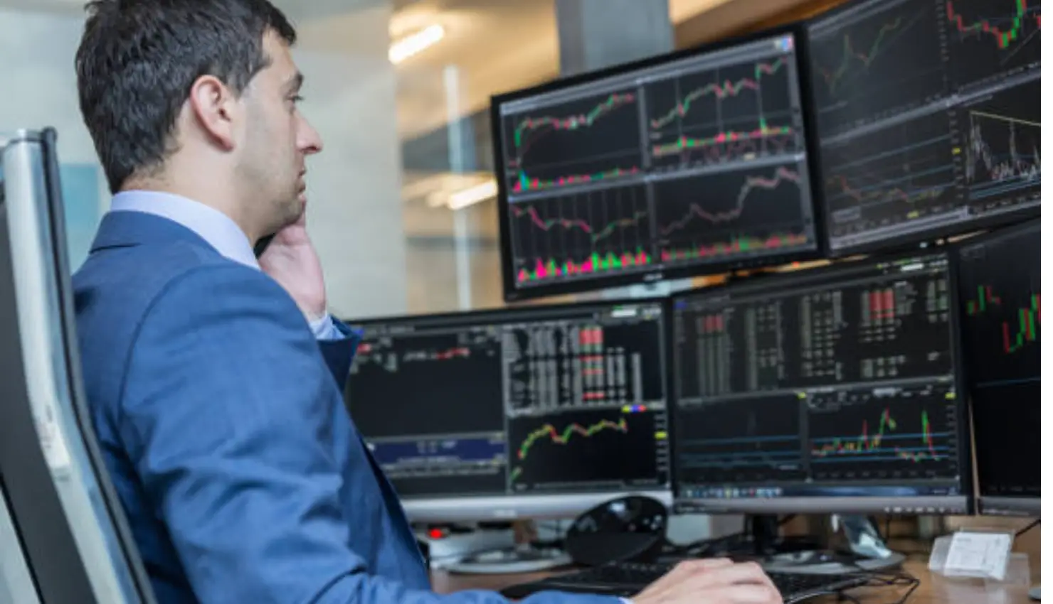 The Dow gained 200 points as the Supreme Court reviewed arguments on Trump’s tariff policy