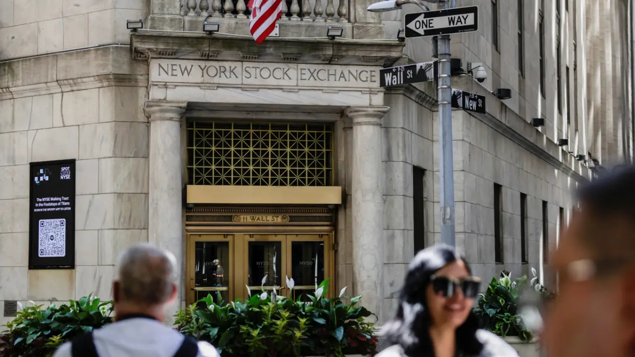 Wall Street Reprices Fed Risk as Warsh Revives Rate-Hike Bets